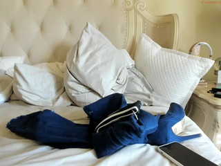 bellatorrez Fucks herself in the pussy with a toy