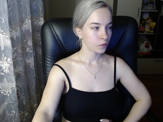 tinkissa shy slut pulls juicy cunt