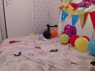 siswet19  rubs her clit in private show