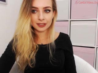 luckylila  fingers her cunt