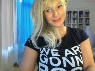 blowjobjosie  Showed her ass on the camera