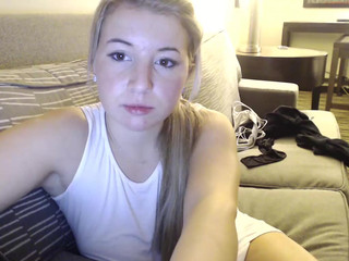 kaliii_jones  toying herself in webcam chat