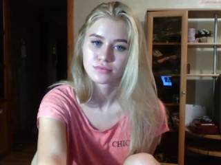 queenmikki  Showed her shaven pussycat and ass