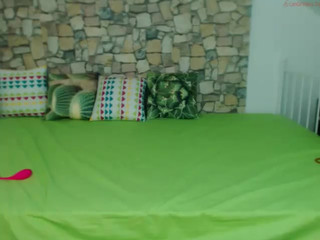 iammonik  Turns her ass in front of the camera