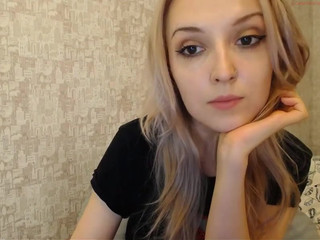 jolie_sky  Fucks her pussy with her fingers