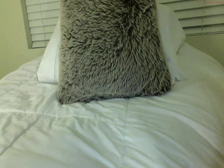 beverlyhillsbaby  rubs her clit in private show