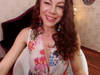 aicha  Resting naked in front of the camera