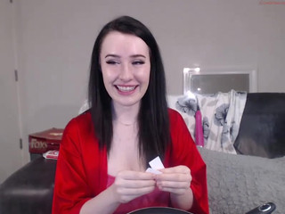 anna_paige  Turns her ass in front of the camera