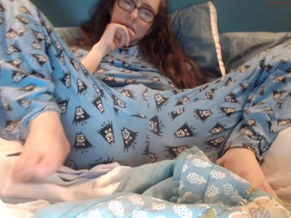 amyrae  play with clit, while somebody tips her