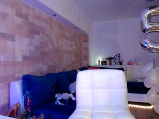 camVIVersary Crazy chick is jerking off her pussy