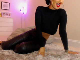 CarmenBella Pretty pussy fucks both holes