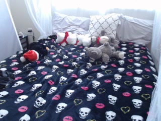 leahluvless Blonde curvy fucks pussy with phallus