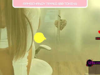 anyarayne Sexy chick sucks dildo