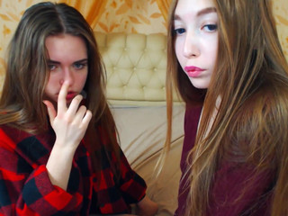 annbarby Babe with a huge ass jerks off both holes