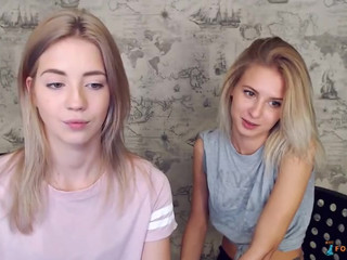 emmi_rosee Sexy blonde pulls pussy hand
