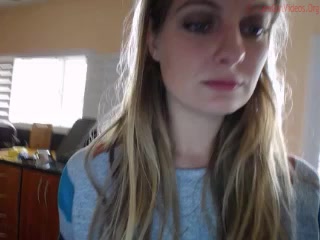 veronica_omg jerking off the clit on the bed