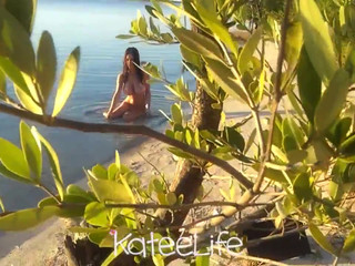KATEELIFE caresses shmonku