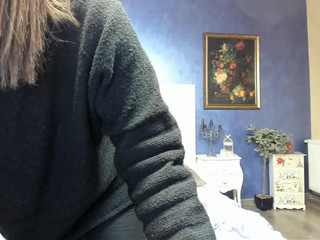 emesse Hot babe fucks both holes