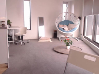 MissAlice Crazy chick spreads legs