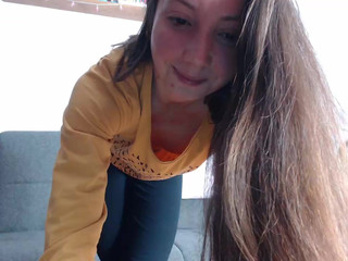 pieceofmoon Entertaining lady chatting in fries