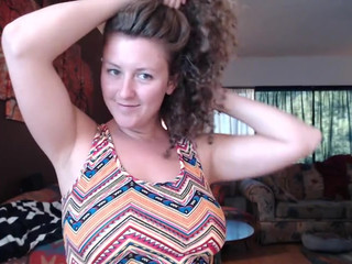 roxyrolla rubs her pussy