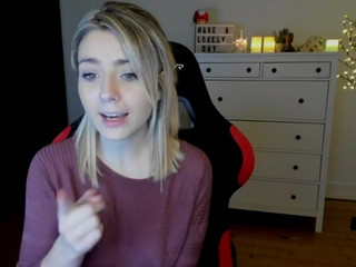 kimilee22 Dick shows off her shaved cunt