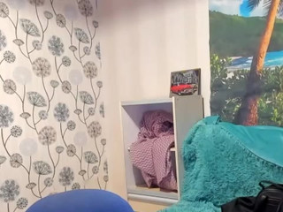 jessica_2000 teasing his gap with her middle finger