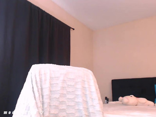 moonlitfox Dark haired slut poses nude