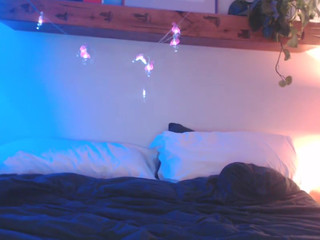 Webgirl showed juicy buns