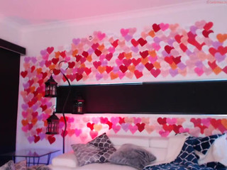 alicexmaia Tiny in a mask caresses the vagina