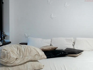 kissofacobra Sweet babe fucks herself