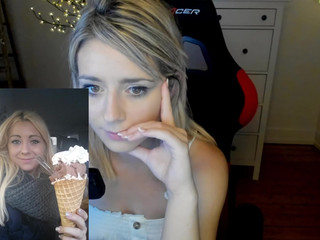 kimilee22 gorgeous chick caresses shaved cunt