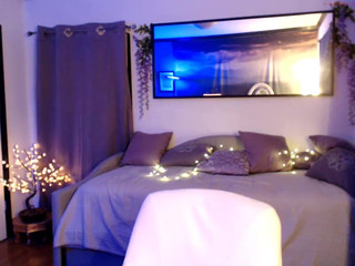 quinnlive spectacular bitch jerks off juicy pussy