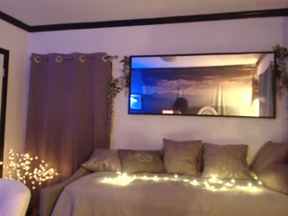 quinnlive incendiary bitch is naughty at the pool