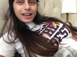 Mia Khalifa chic shows shaved holes