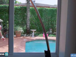 Vee VonSweets bragging on sweet ass