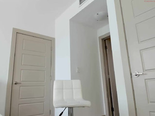 Surecakes dark chick seduces with big shapes