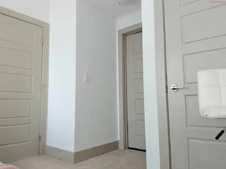 Surecakes vicious lady pulls clit