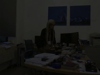 MilaElaine (Mila Elaine) black-haired beauty pulls sex lips