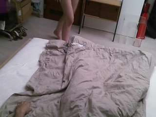 Pornopaerchen thin slut masturbates pussy