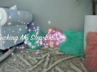 MissAlexaPearl attractive rides on a dildo