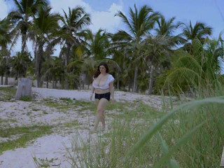 Jennica Lynn beautiful slut exposes big tits