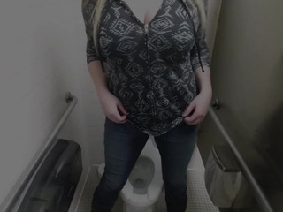 Nikki Eliot rubs her pussy