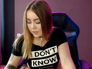 Kellylly home julia squeezes her tits