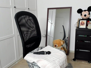 s3r3ndipity cute lady gives a beautiful body