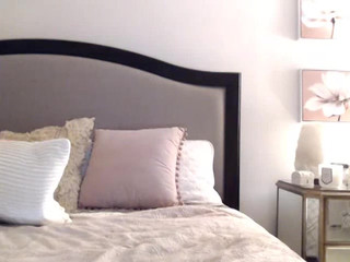 HallieHarper demonstratively masturbating on cam