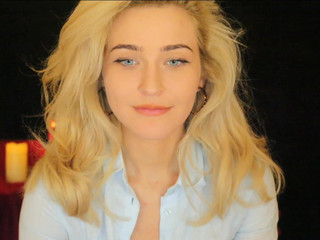 kirsten_xxx blonde slut twirls elastic booty