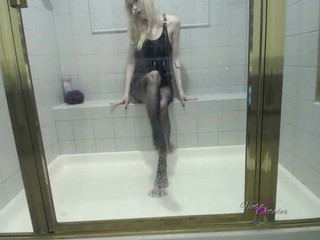 violetoctober manyvids pissing a little leaning on the back of the chair