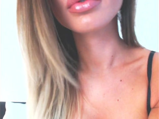 Maya_Di manyvids hot chick fucks shaved pussy