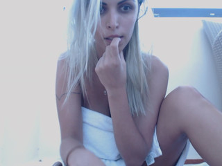 NicoleBelle manyvids luxurious slut masturbates shaved cunt